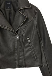 Schwarze Kunstleder-Cropped-Jacke mit klappbarem Kragen, Reißverschluss vorne und silberfarbenen Beschlägen. Verfügt über zwei Reißverschlusstaschen und tonales Stichmuster.