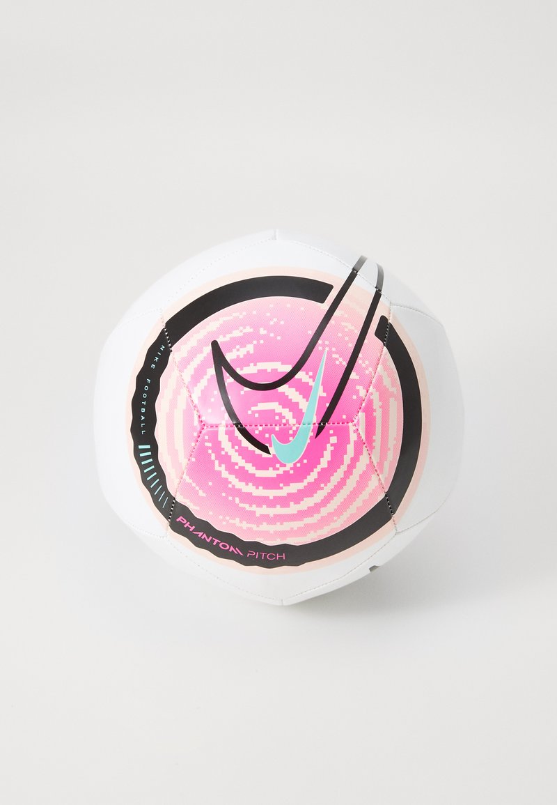 Balts futbola bumbas, kas rotāts ar rozā spirāles dizainu un melniem un akva akcentiem. Apakšā ir izcils "PHANTOM PITCH" logotips.