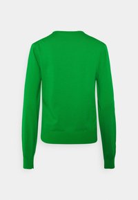 Zielony sweter z długimi rękawami, okrągłym dekoltem oraz ściągaczami przy mankietach i dole. Gładka tekstura, prosty design i jednolity kolor.