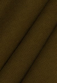 Tessuto a coste verde oliva con superficie testurizzata, che mostra pieghe diagonali e una qualità liscia ed elastica.