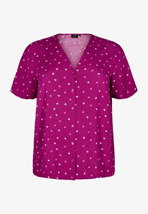Fuksiapinkki lyhythihainen pusero, jossa on V-pääntie, valkoisia ja vaaleanpunaisia sydänkuvioita, napitettava etuosa ja pehmeä kangas.