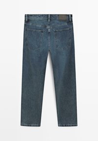 Mørkeblå denim jeans, lige ben-design, bagansigt der viser to påsyede lommer og et sort mærke nær taljen. Glat tekstur.