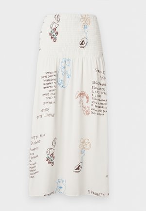 Jupe midi blanche avec taille smockée, ornée d'illustrations d'ingrédients, de fourchettes à pâtes et de texte de recette italienne manuscrit dans des couleurs sobres.