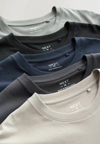 Cinq t-shirts en coton de taille moyenne de la marque NEXT, de couleurs gris, noir, bleu marine, gris foncé et beige, empilés et partiellement superposés.