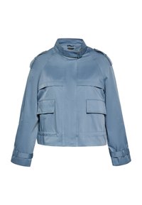 Giacca blu alla vita realizzata in tessuto liscio, con colletto alto, due tasche a toppa frontali e spalline sulle spalle.