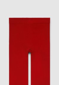 Calze rosse esposte piatte. Realizzate in tessuto liscio ed elasticizzato con un design senza cuciture. Presentano un'area della punta rinforzata e nessun motivo visibile.