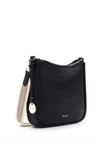 Borsa a spalla in pelle nera con finitura testurizzata, dotata di una tracolla in tessuto a righe e di un'etichetta metallica. Design compatto con chiusura a zip.