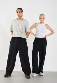 YOURTURN BARREL FIT UNISEX - Tréningruha alsók - black