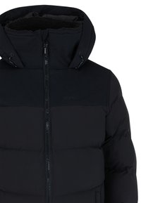 Veste matelassée noire avec un col montant, fermeture éclair et capuche. Présente des textures contrastées et un branding discret sur la poitrine.
