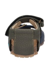 Kindersandaal in navy en groen met een gestructureerde leren band, verstelbare sluiting en rubberen zool voor grip. De achterkant toont een zachte voering.