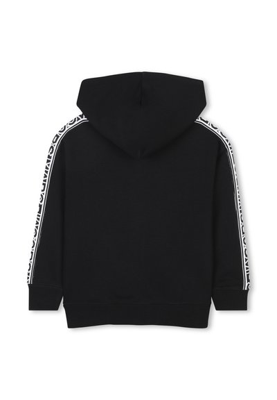 Haut à capuche noir en tissu texturé, avec une capuche centrale et des rayures blanches le long des côtés. Détails de poignets et d'ourlet côtelés.