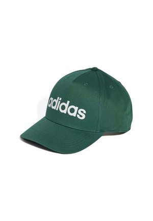 Gorra de béisbol verde de tela, con un logotipo blanco de "adidas" en la parte frontal, visera curva y agujeros de ventilación en la corona.