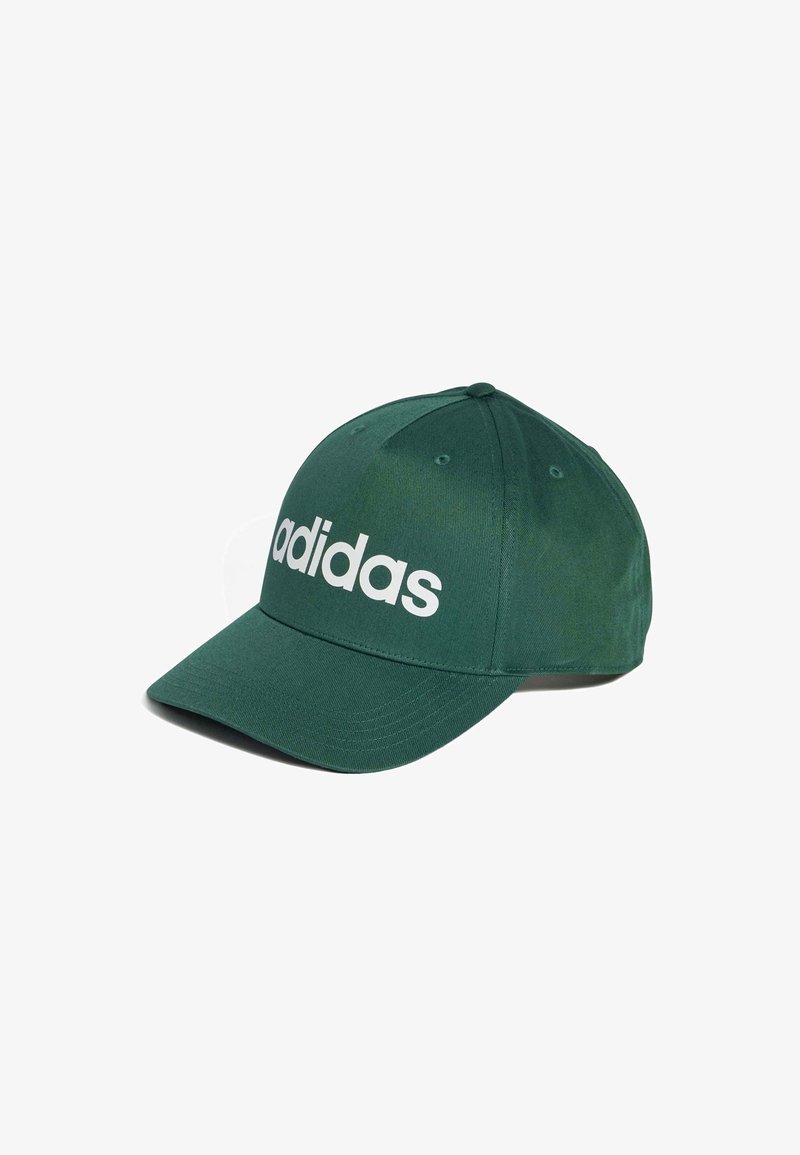 Gorra de béisbol verde de tela, con un logotipo blanco de "adidas" en la parte frontal, visera curva y agujeros de ventilación en la corona.