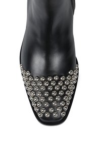 Czarne skórzane botki na kostkę z kwadratowym noskiem, ozdobione srebrnymi ćwiekami w kształcie kul, pokrywającymi strefę palców, charakteryzujące się elegancką, gładką teksturą.