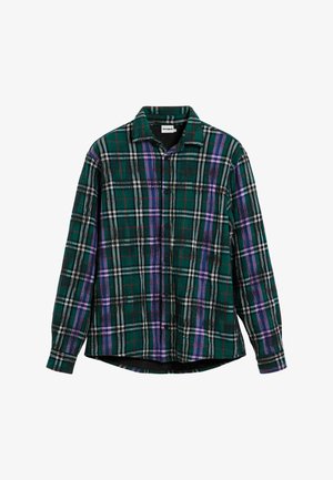 Camisa de cuadros verde con detalles en púrpura, blanco y negro, diseño abotonado, mangas largas y tela suave y texturizada.