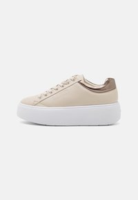Sneaker beige chiaro con suola piatta, tomaia in pelle liscia e dettagli metallici color oro rosa sul tallone. Design con lacci e dettaglio del logo.