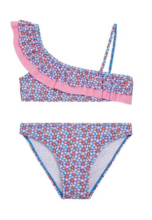 Conjunto de bikini floral que presenta un top de un solo hombro con volantes, acentos en rosa y tirante ajustable; parte inferior a juego con un patrón floral similar.