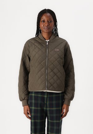 Olive green spalvos siuvinėta bomber striukė su raukšlėtu apykakle ir rankogaliais. Savybė - užtrauktukas priekyje ir mažas logotipas ant krūtinės.