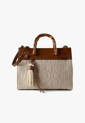 Beige stoffen handtas met geperst logo, bruine leren accenten, bamboe handvatten, afneembare schouderriem en decoratieve kwastdetail.