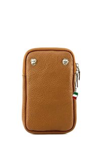 Pochette en cuir brun avec une finition texturée, matériel en argent, une fermeture éclair et un charm en forme de drapeau italien. Forme rectangulaire compacte.