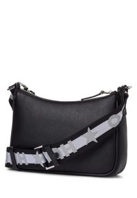 Bolso cruzado de cuero negro con una superficie texturizada, que presenta una correa de patrón en blanco y negro, y herrajes en plata.
