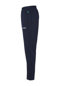 Marineblauwe sportbroek met een elastische tailleband, zijsplitten bij de enkels en een wit logo aan de linkerkant. Gemaakt van lichtgewicht materiaal.
