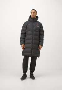 Nike Performance PARIS ST GERMAIN NIKE SF REPEL STRIKE PARKA - Club wear - black/rust pink