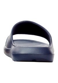 Sandal en plastique bleu marine à enfiler, avec un dos ouvert, texture lisse, bout arrondi et semelle intérieure profilée pour le confort et l'adhérence.