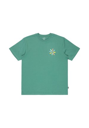 Kurzärmliges T-Shirt aus türkisfarbenem Baumwollstoff mit einem bunten Blumenmotiv auf der linken Brust und einem regulären Schnitt, der die weiche Textur und das schlichte Design hervorhebt.