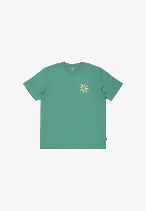Kortärmad t-shirt i teal i bomull med en färgglad blomstergrafik på vänster bröst och en vanlig passform, som lyfter fram den mjuka texturen och det enkla designen.