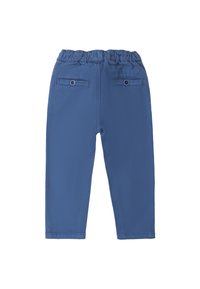 Pantaloni di cotone blu con cintura elasticizzata, due tasche posteriori con chiusura a bottone e una linea dritta e affusolata.