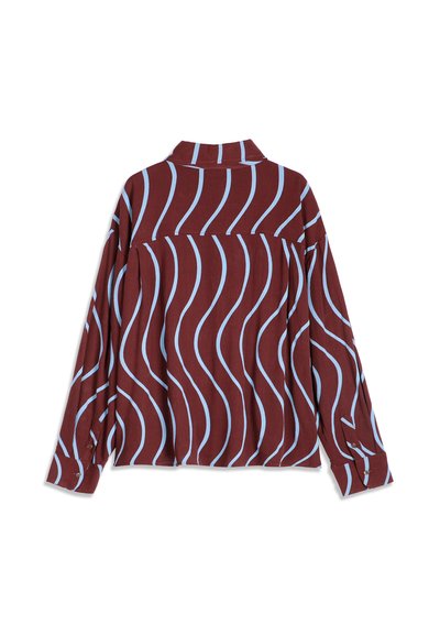 Chemise à manches longues boutonnée, avec une base bordeaux et des rayures verticales ondulées bleu clair, vue de dos sur fond blanc.