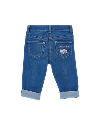 Μπλε τζιν παντελόνια για νήπια, διπλωμένα, με δύο πίσω τσέπες, η μία κεντημένη με τη λέξη "Monnalisa" και λουλουδένια σχέδια.