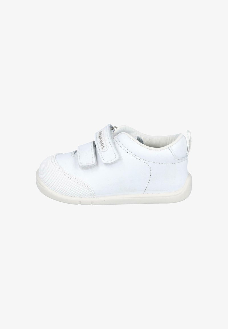 Zapatilla blanca con una puntera texturizada, dos tiras de velcro y una suela acolchada. Presenta una tira en el reverso para facilitar su uso.