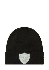 Schwarze Strickmütze mit umgeschlagenem Bündchen und einem silbernen gestickten Wappen-Logo. Weiche Textur und runde Oberseite.