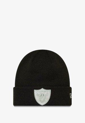 Schwarze Strickmütze mit umgeschlagenem Bündchen und einem silbernen gestickten Wappen-Logo. Weiche Textur und runde Oberseite.