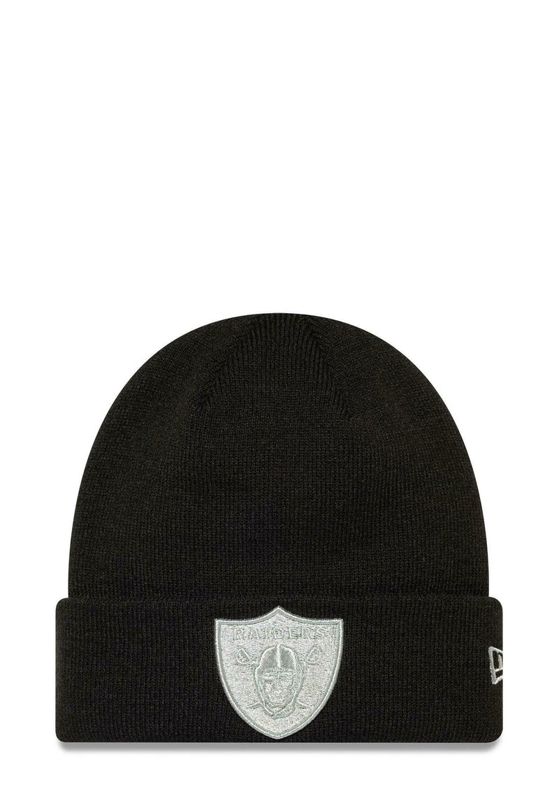 Schwarze Strickmütze mit umgeschlagenem Bündchen und einem silbernen gestickten Wappen-Logo. Weiche Textur und runde Oberseite.