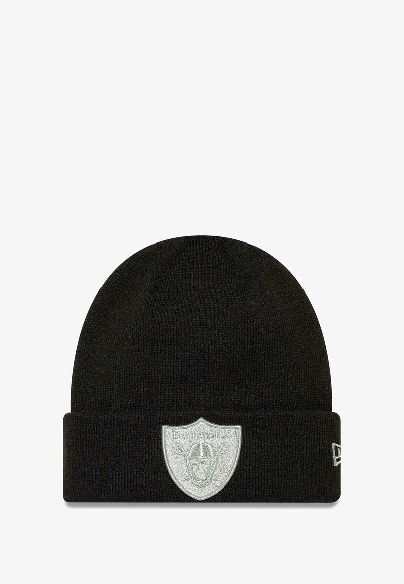 Mustavillainen neulepipo taitetulla reunalla, jossa on hopeinen brodeerattu vaakuna-logo. Pehmeä tekstuuri ja pyöristetty muoto.