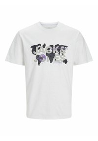 Camiseta blanca de algodón con un gráfico de un mapa mundial con acentos en negro y morado, y el texto "JACK & JONES" en una posición destacada.