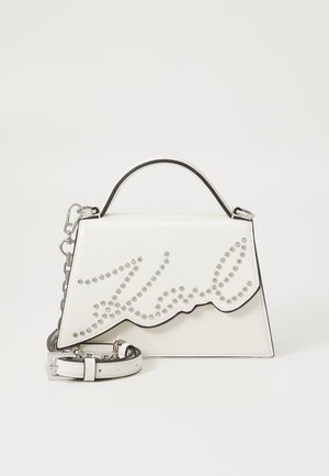 Weiße Lederhandtasche mit einem gewellten Design, mit silbernen Studs verziertem Schriftzug und einem abnehmbaren silbernen Kettenriemen. Glatte Textur und strukturierte Form.