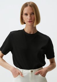 Unausgewählt, black