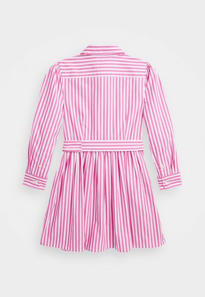 Vaaleanpunainen ja valkoinen pystyraitainen, pitkähihainen mekko, jossa on kaulus, napilliset kalvosimet, laskostettu hame ja vyötäröllä saman raidallinen vyö.