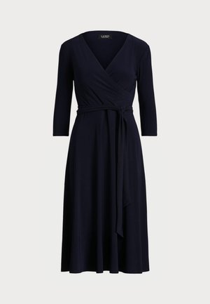 Vestido envolvente azul marinho feito de um tecido suave, com mangas três quartos, um cinto atado na cintura e uma saia fluida.