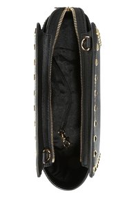 Borsa nera con hardware dorato, chiusura con zip e borchie. Presenta due scomparti, una tasca con zip e rivestimento interno testurizzato.