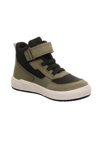 Zelené a černé vysoké tenisky s materiály z semiše a síťoviny, s suchým zipem, šněrováním a bílou gumovou podrážkou.