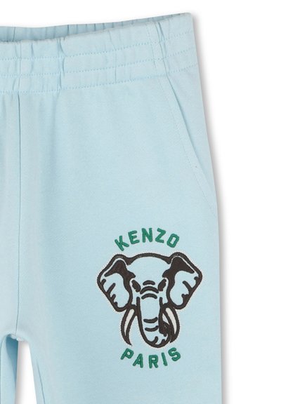 Jogging léger bleu clair avec taille élastique et logo d'éléphant brodé. Texte "KENZO PARIS" en vert, en dessous du logo. Matière douce.