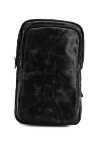 Zaino in pelle nera con superficie texturizzata, dotato di una chiusura con zip e dettaglio del logo impresso sulla parte anteriore. Forma rettangolare.