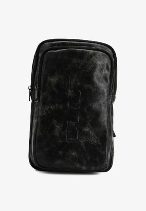 Zaino in pelle nera con superficie texturizzata, dotato di una chiusura con zip e dettaglio del logo impresso sulla parte anteriore. Forma rettangolare.