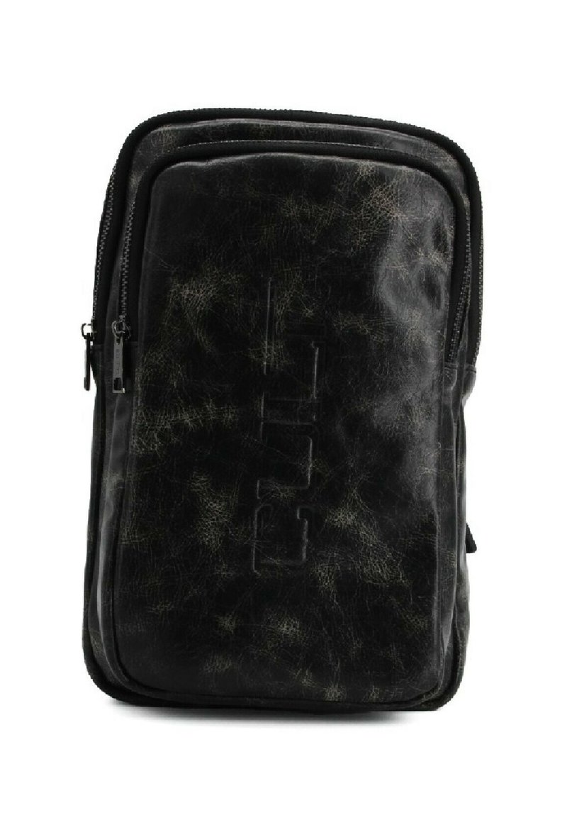 Zaino in pelle nera con superficie texturizzata, dotato di una chiusura con zip e dettaglio del logo impresso sulla parte anteriore. Forma rettangolare.