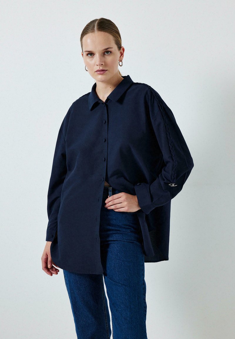 Touché Privé EMBROIDERED SLEEVES - Button-down blouse - navy blue